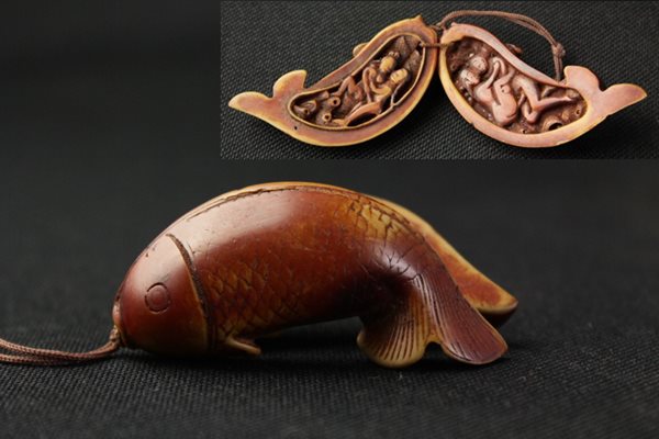 根付　魚を持つ子供の彫刻 TB526魚形 隠し春画根付 彫刻 枕絵/男女/夫婦/エロ/提げ物/時代の入札