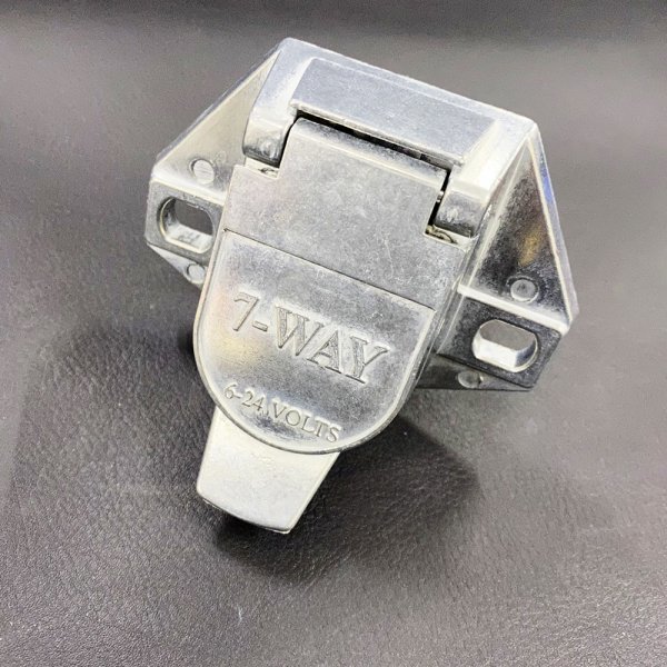 ○○配線ソケット　車両側　7ピン ☆ トレーラーパーツ　ヒッチ　トレーラープラグ　アダプターソケット (jb-210805)