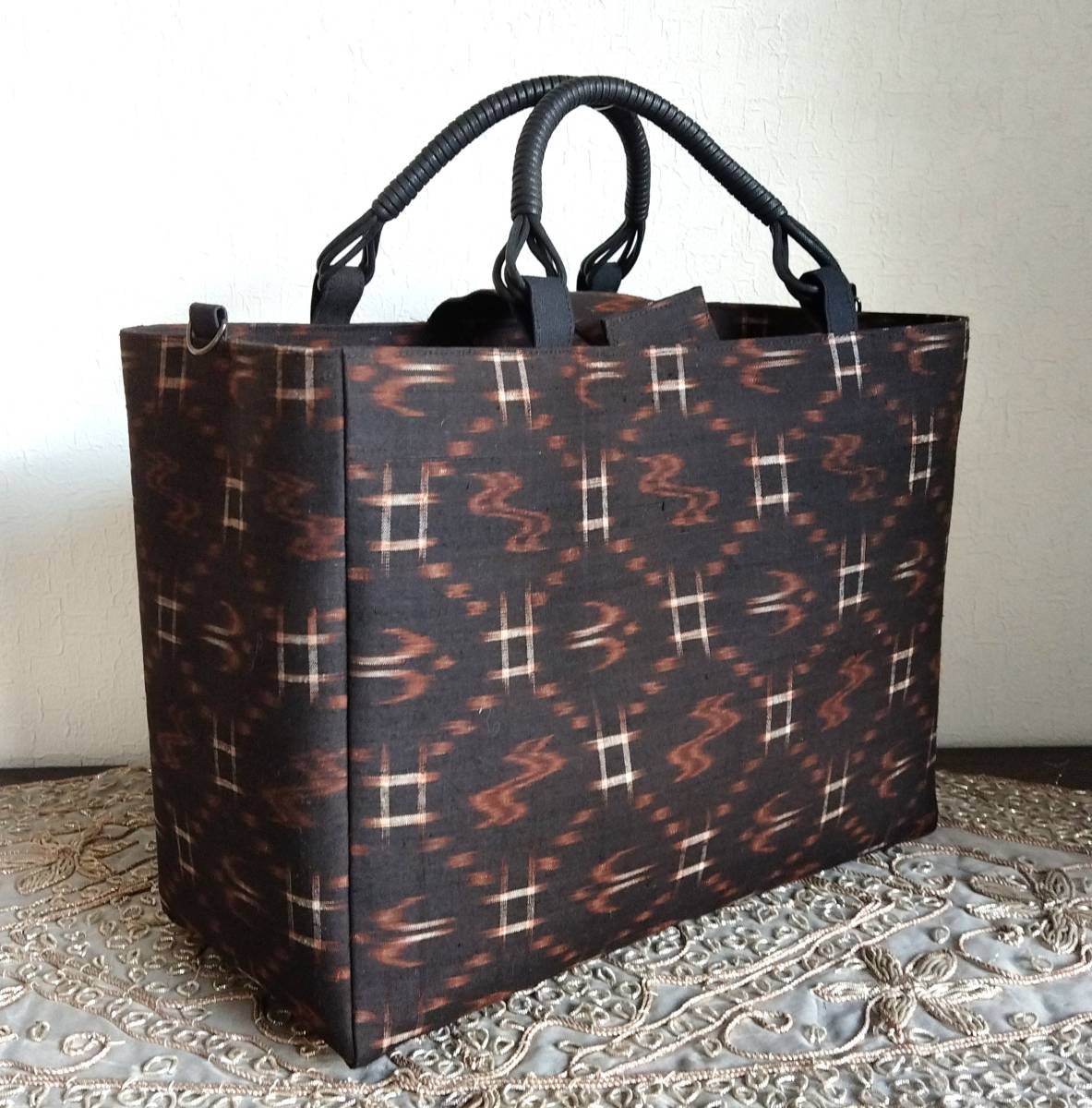 ◆華宵亭◆本場久米島紬　重要無形文化財指定　A4ファイル対応 マチ幅16㎝ 2way可 大きい 軽い お稽古バッグにも ハンドメイド リメイク