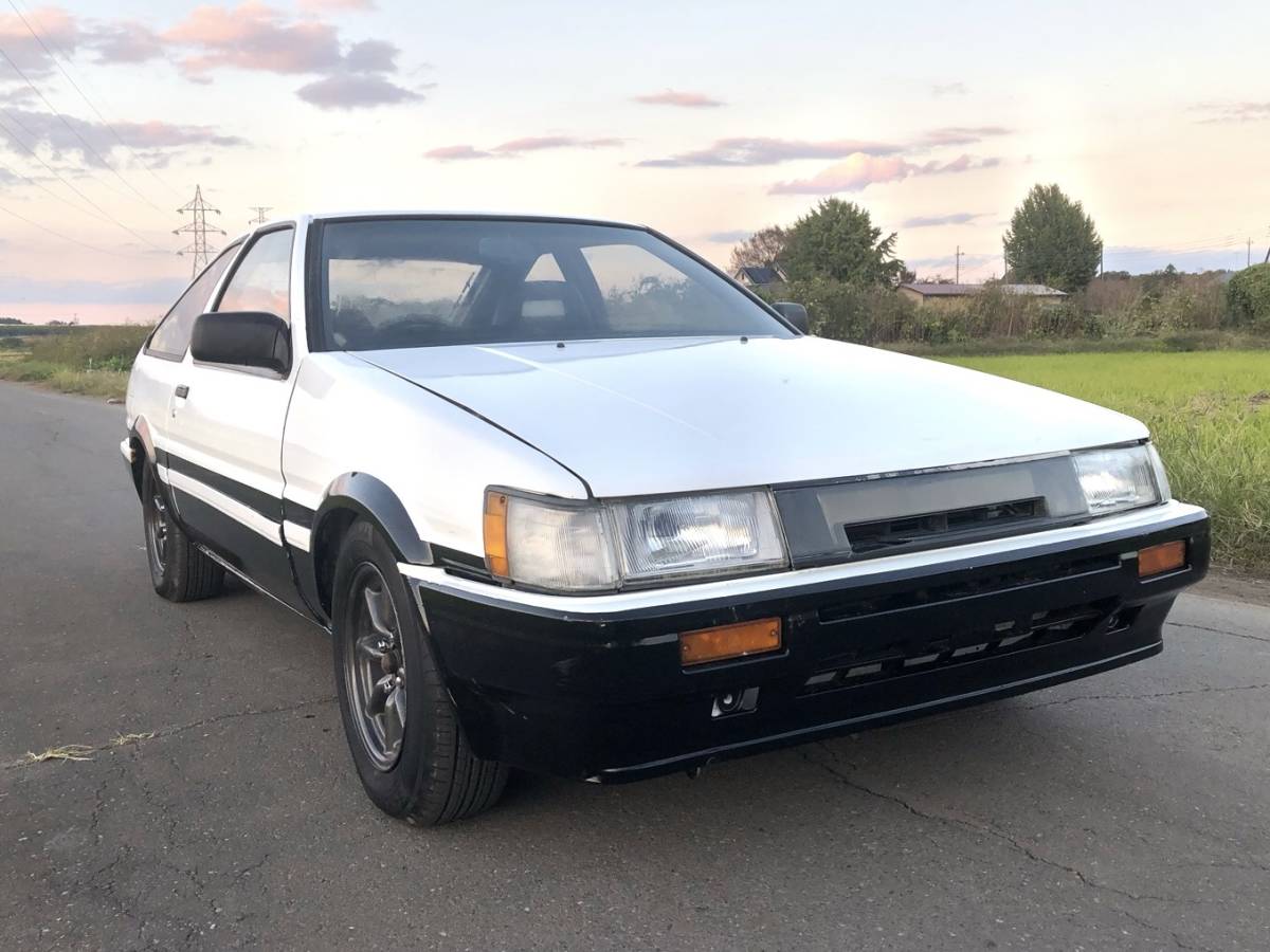 昭和61年式 トヨタAE86カローラ レビン サンルーフ付き、4AG 5速 3ドアハッチバック 一時抹消書類有り
