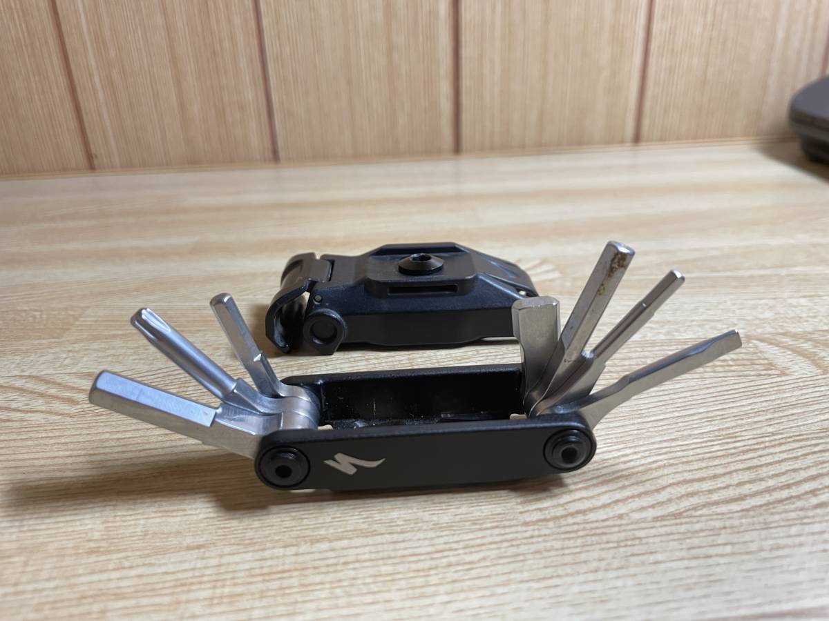 ボトルケージ下に携帯工具を収納できる「EMT Mount Road Cage 