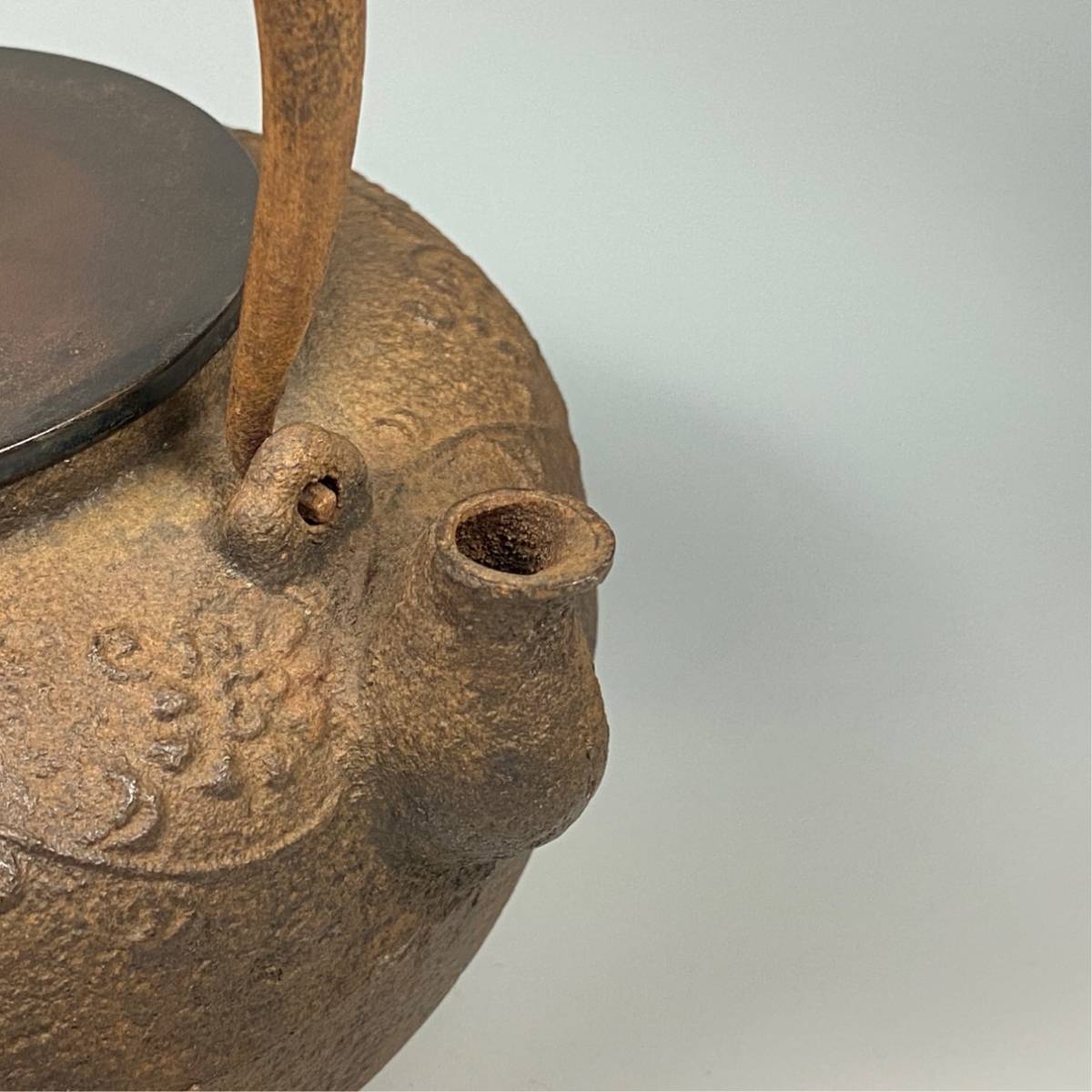 ◇煎茶道具 龍文堂造 浮彫 花唐草紋 時代 鉄瓶 龍文堂造 鉄瓶 -