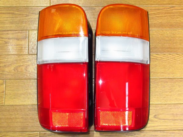 トヨタ100系ハイエースバン純正 テールランプ テールライト 左右セット