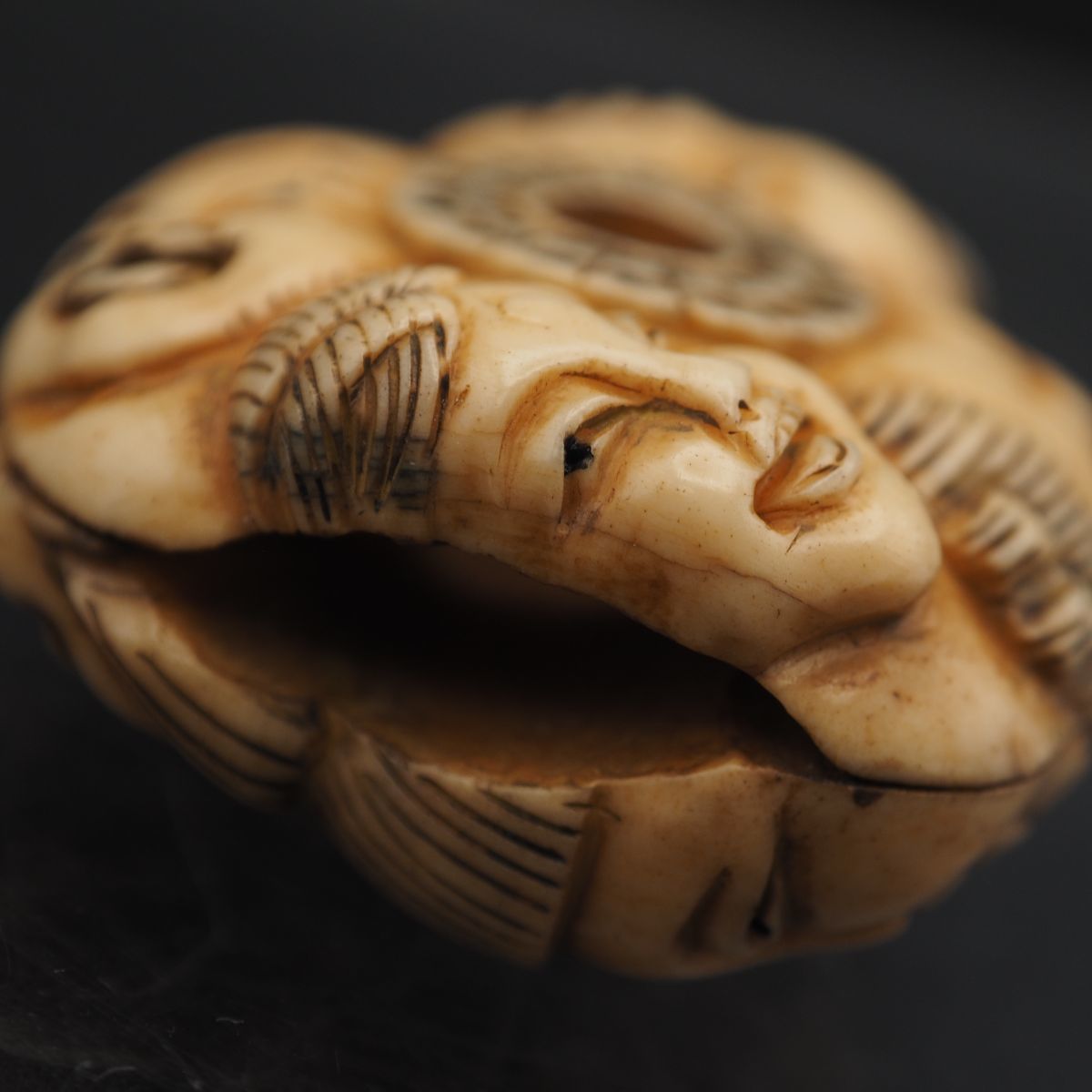 Y637 1円 アンティーク 天然素材 饅頭根付 人面 彫刻 時代物 年代物