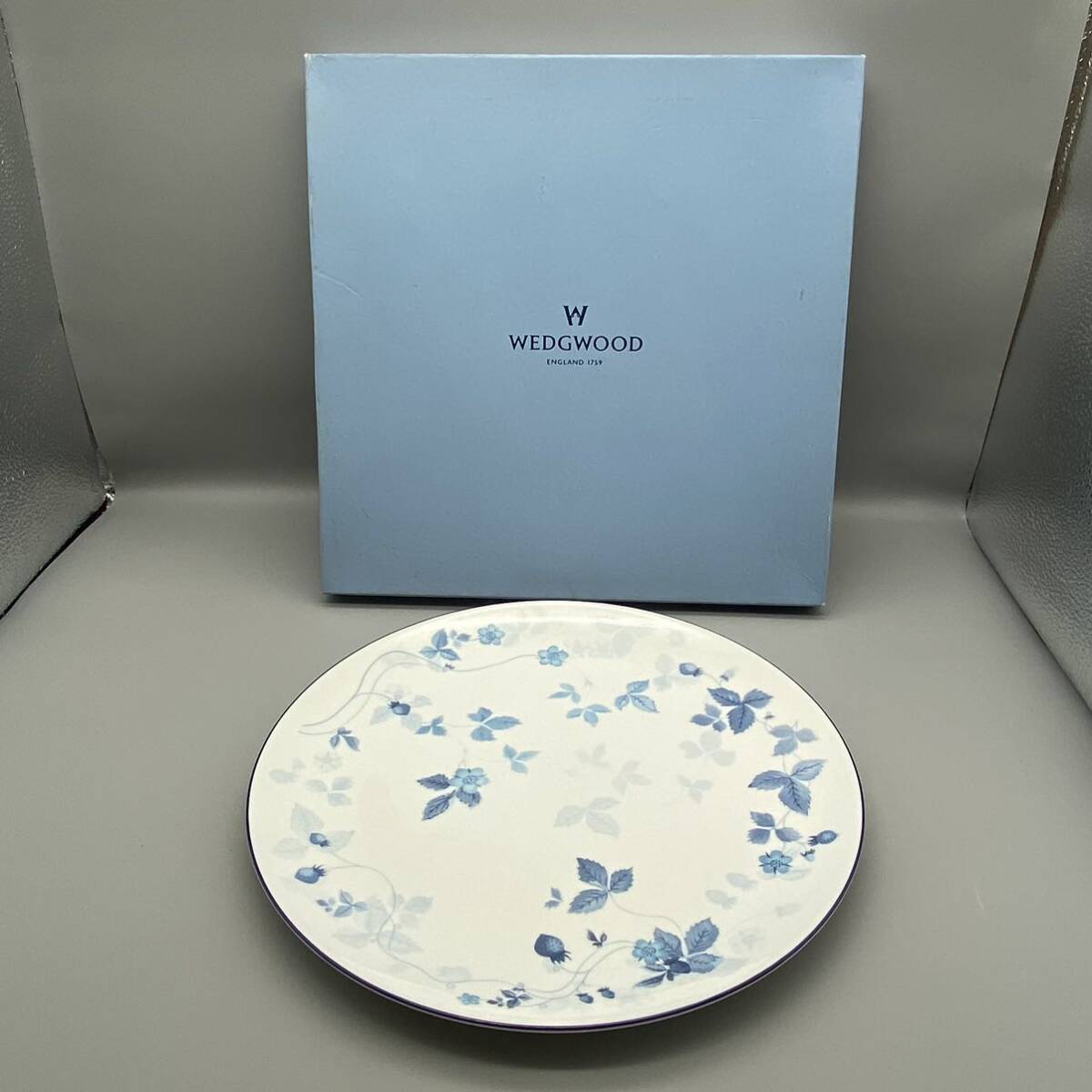  レア WEDGWOOD/正規品/ /STRAWBERRY BLUE/ストロベリーブルー/プレート/1枚/皿/洋食器/大皿 788(ウェッジウッド)｜売買されたオークション情報、yahooの商品情報をアーカイブ公開 - オークファン ウェッジウッド
