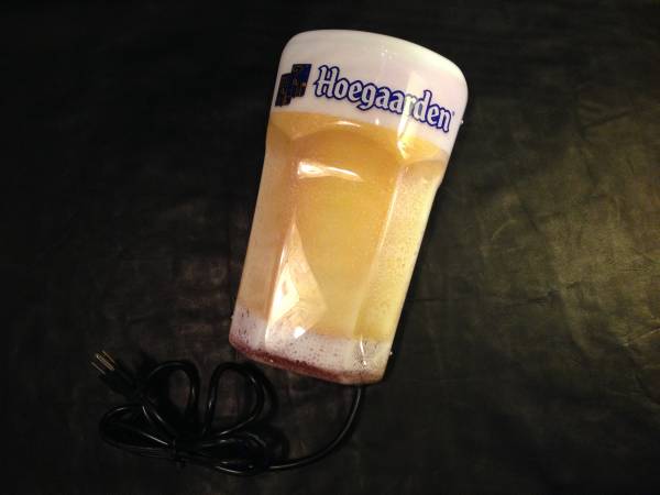 ヒューガルデン　壁付け　電飾　サイン