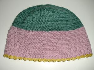 80代のおばーちゃんが自己流で編んだニット帽　渋～いピンク＆緑＆黄色　薄手　春・秋・