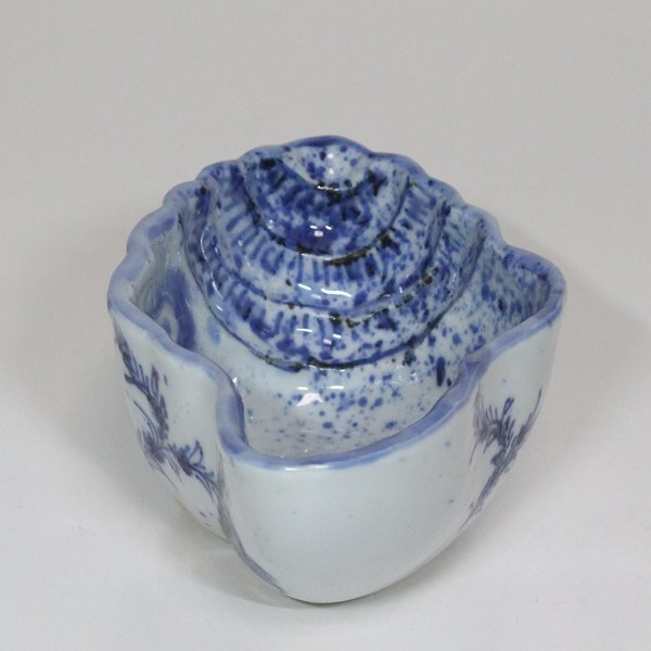 TAKIYA】7570 須田菁華『 染付吹墨貝型向付 』銘有 巻貝 法螺貝 小鉢