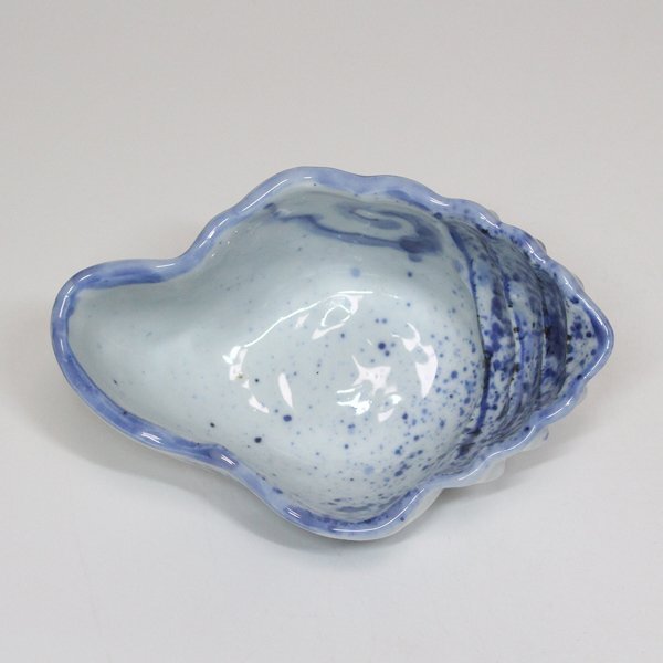 TAKIYA】7570 須田菁華『 染付吹墨貝型向付 』銘有 巻貝 法螺貝 小鉢
