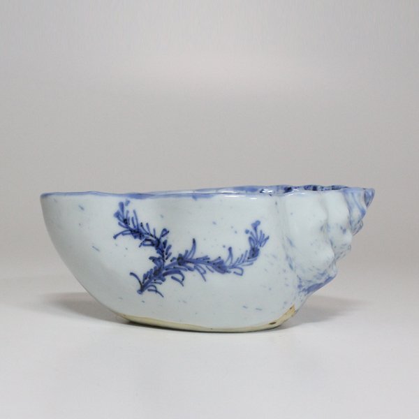 TAKIYA】7570 須田菁華『 染付吹墨貝型向付 』銘有 巻貝 法螺貝 小鉢