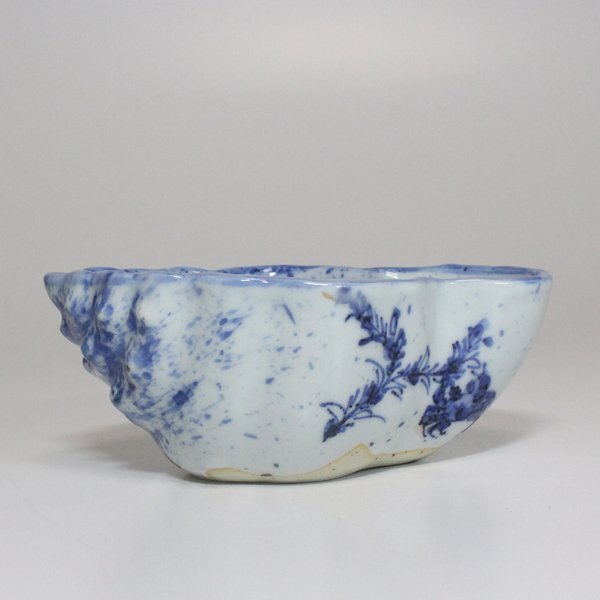 TAKIYA】7570 須田菁華『 染付吹墨貝型向付 』銘有 巻貝 法螺貝 小鉢