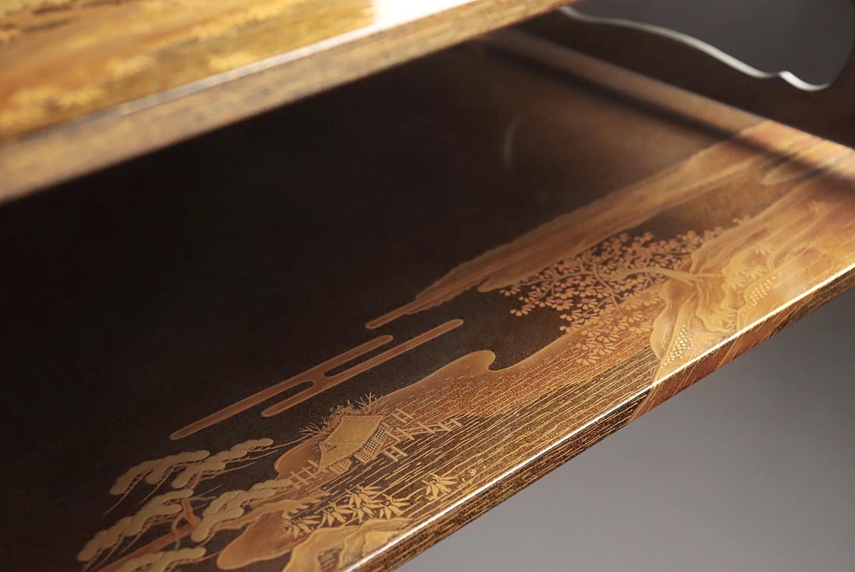 輪島塗 蒔絵師 久世宗春 山水金蒔絵 冠卓 二段卓 花台 黒塗【MA189】 DS946 【蒔絵師 久世宗春 作】輪島塗 金梨地 御所車蒔絵冠卓 幅54.5cm