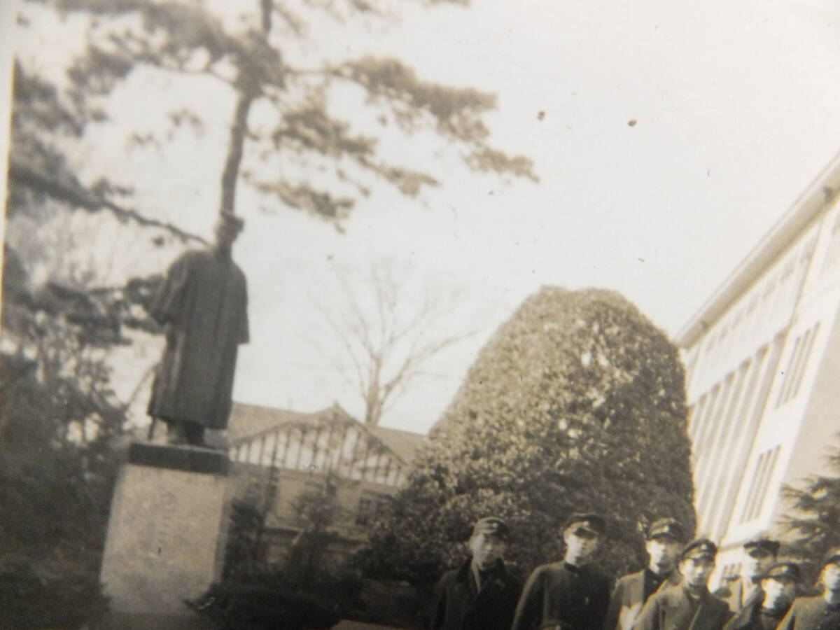　＊②戦時 昭17~18 大隈重信像 早稲田(早大)学舎 古写真「大隈重信像と学舎 集合写真」早稲田大学 学徒出陣 第78振武隊 沖縄特攻出撃　＊_9