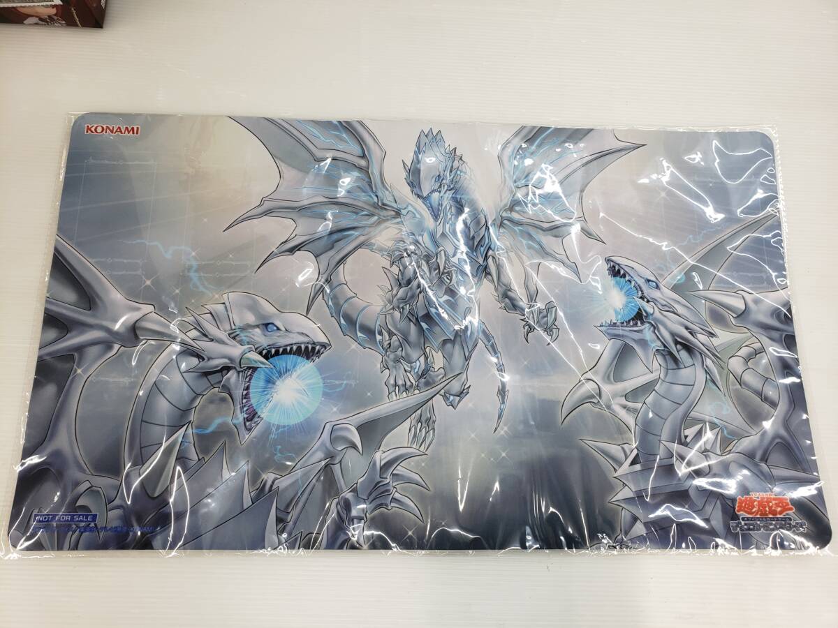 遊戯王　青眼の白龍　限定プレイマット 90-y16687-60r プレイマット 遊戯王の日 青眼 白き龍の威光 青眼の白龍