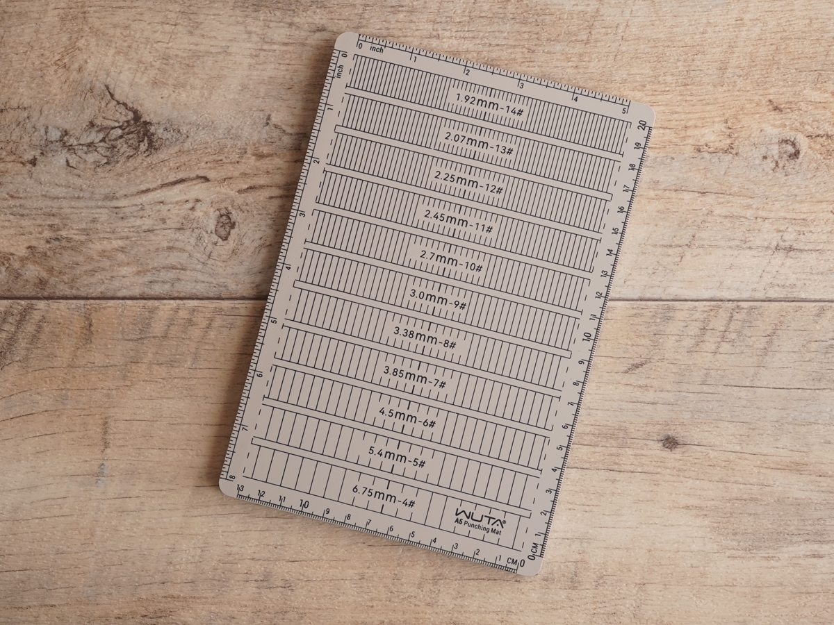 パンチングマット（カッターマット）　A5サイズ　WUTA製　8ミリ厚リバーシブル_1