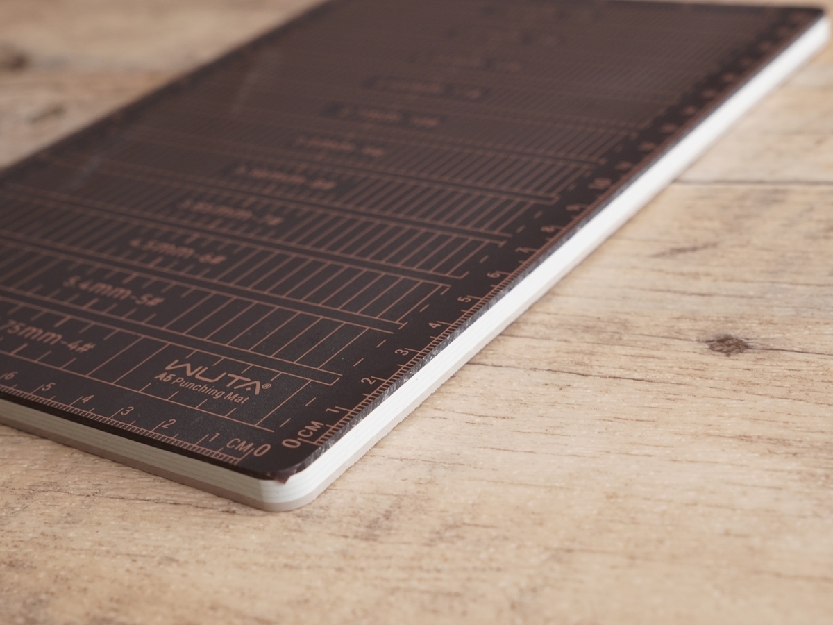 パンチングマット（カッターマット）　A5サイズ　WUTA製　8ミリ厚リバーシブル_10