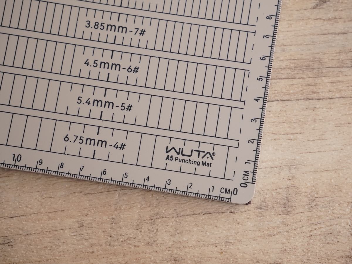 パンチングマット（カッターマット）　A5サイズ　WUTA製　8ミリ厚リバーシブル_2