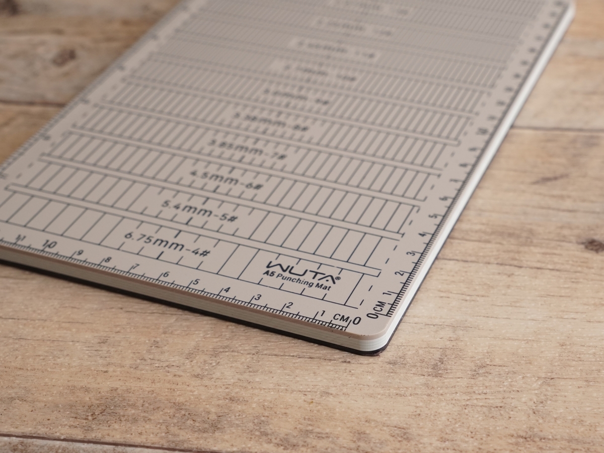 パンチングマット（カッターマット）　A5サイズ　WUTA製　8ミリ厚リバーシブル_3