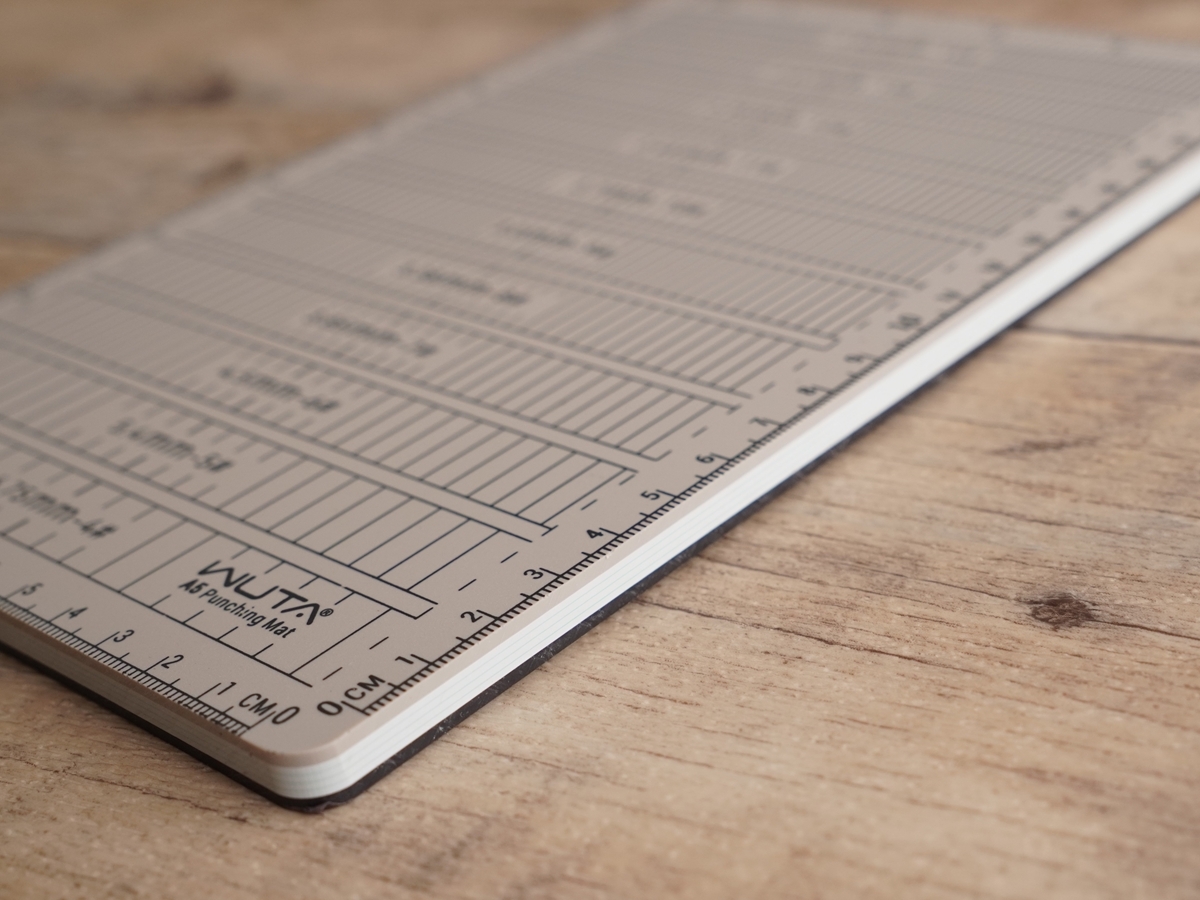 パンチングマット（カッターマット）　A5サイズ　WUTA製　8ミリ厚リバーシブル_4