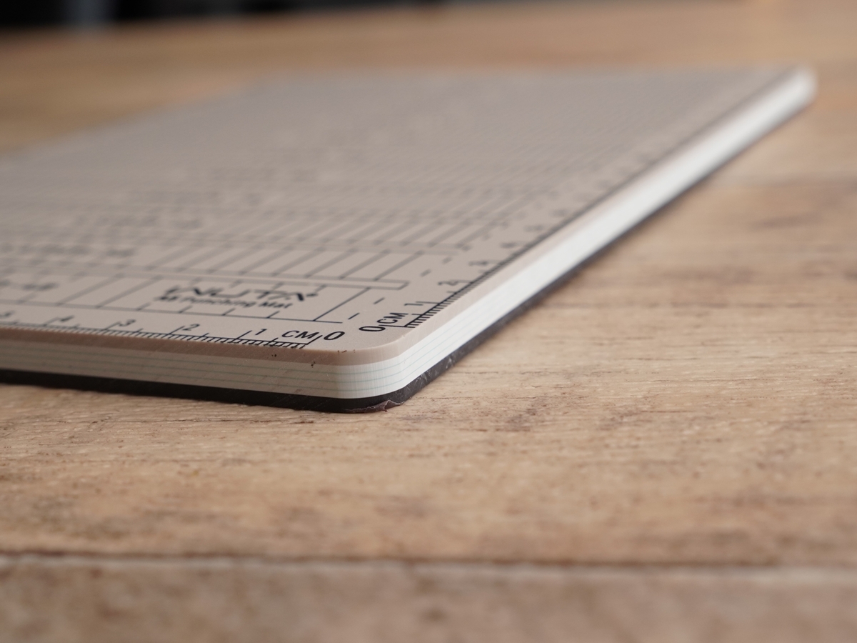 パンチングマット（カッターマット）　A5サイズ　WUTA製　8ミリ厚リバーシブル_5