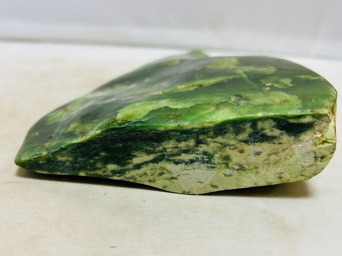 原石 天然翡翠 ネフライト 緑石 約1.3kg 台座付 鑑賞石 自然石 天然石 原石 天然翡翠 ネフライト 緑石 約1.3kg 台座付 鑑賞石 自然石 天然石