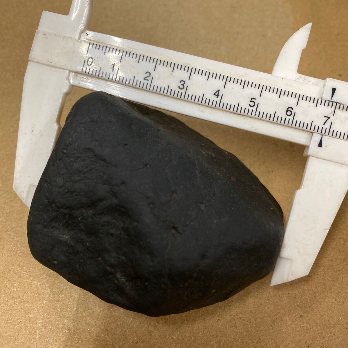 ZA- 102新疆火山 隕石 原石 鉄隕石 天然石 自然石 磁石にくっ付く 隕石
