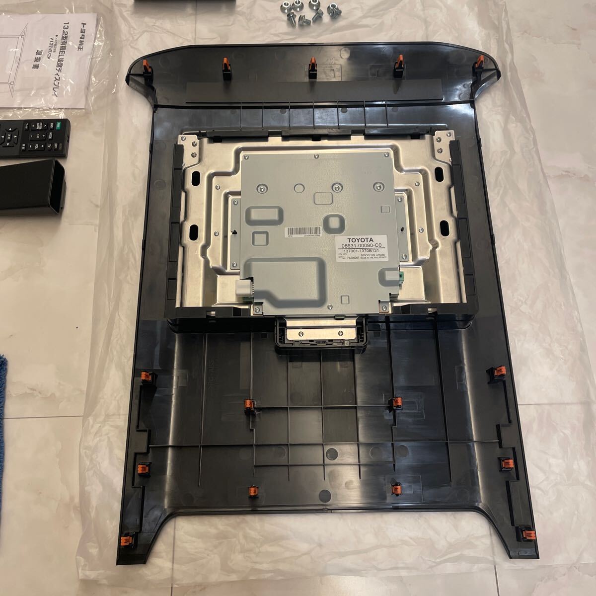 中古品☆トヨタ純正☆13.2インチ有機EL後席ディスプレイ☆V13T-R72F