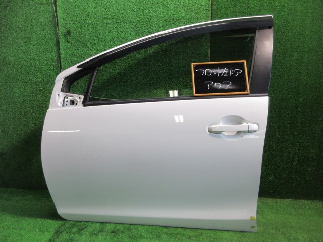 トヨタ アクア NHP10 左フロントドア 082 アクア NHP10 082 中古中古部品 ドア 左フロントドアの