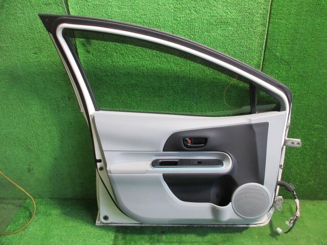 トヨタ アクア NHP10 左フロントドア 082 アクア NHP10 082 中古中古部品 ドア 左フロントドアの