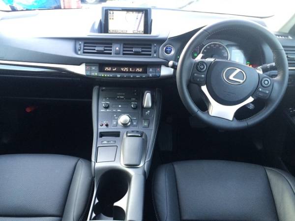 驚異のほぼ新車！レクサスCT200ｈ！最上グレードL！現行型です！_3