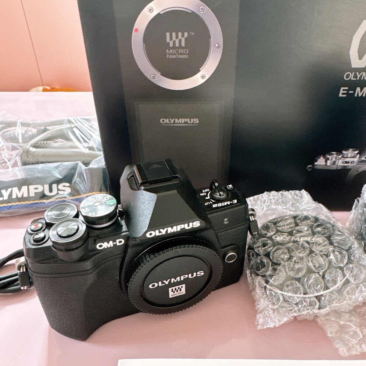 OLYMPUS 美品 オリンパス om-d e-m10 mark iii ダブル 一眼レフカメラ 