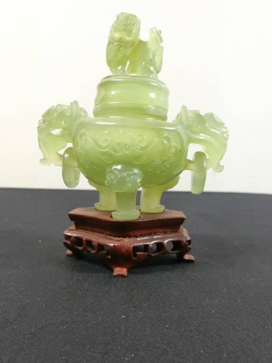 中国　玉石彫刻　雙耳活環　獅子鈕蓋爐　三足香炉　唐木台付　C　8256 □得々□中国美術/翡翠/玉石/獅子蓋遊環付き唐木台/花器香炉/置物/唐物