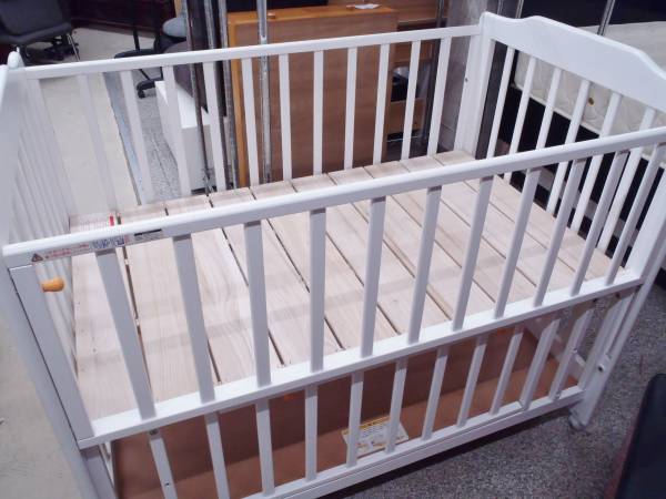 ◇美品◇木の香りが心地いいベビーベッド白