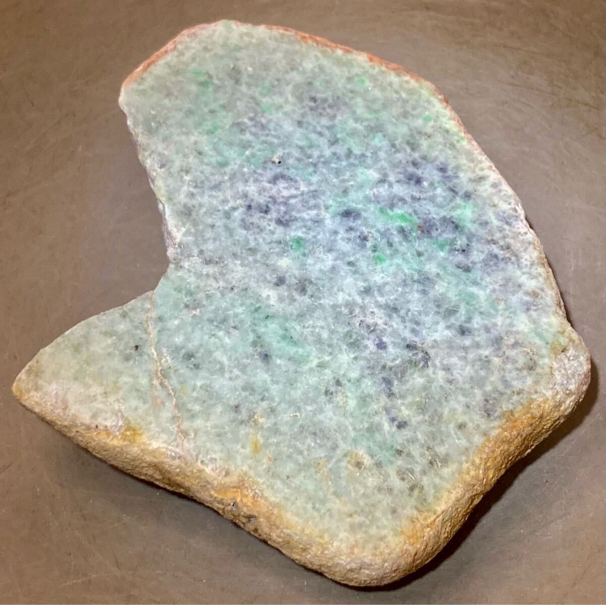 ミャンマー産大きな天然本翡翠原石805g1面カット荒磨き済み［JADEITE