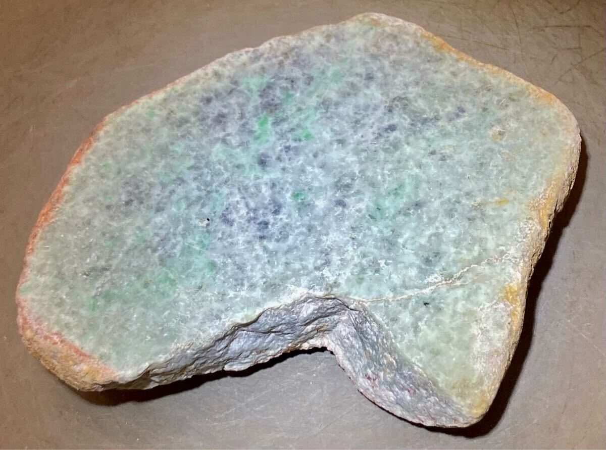 ミャンマー産大きな天然本翡翠原石805g1面カット荒磨き済み［JADEITE