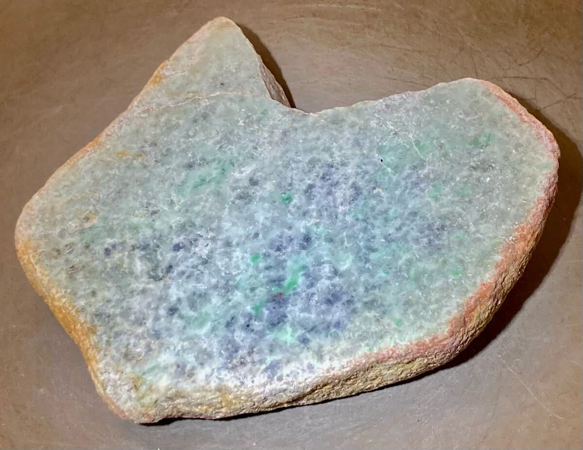 ミャンマー産大きな天然本翡翠原石805g1面カット荒磨き済み［JADEITE