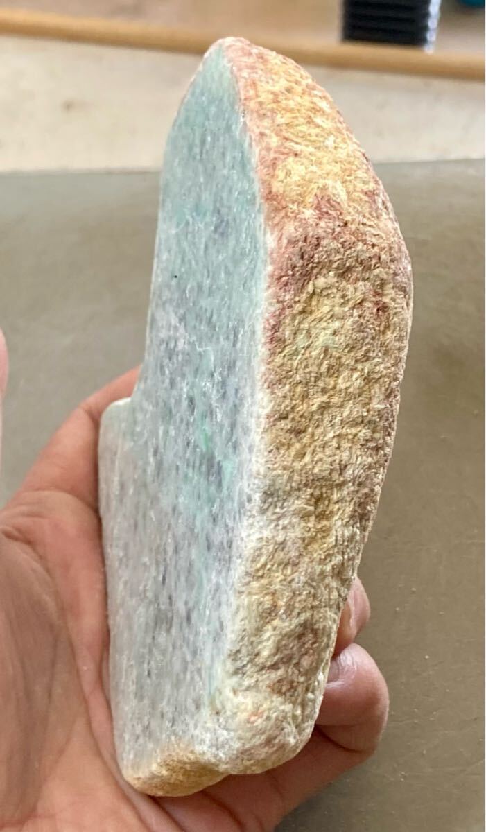 ミャンマー産大きな天然本翡翠原石805g1面カット荒磨き済み［JADEITE