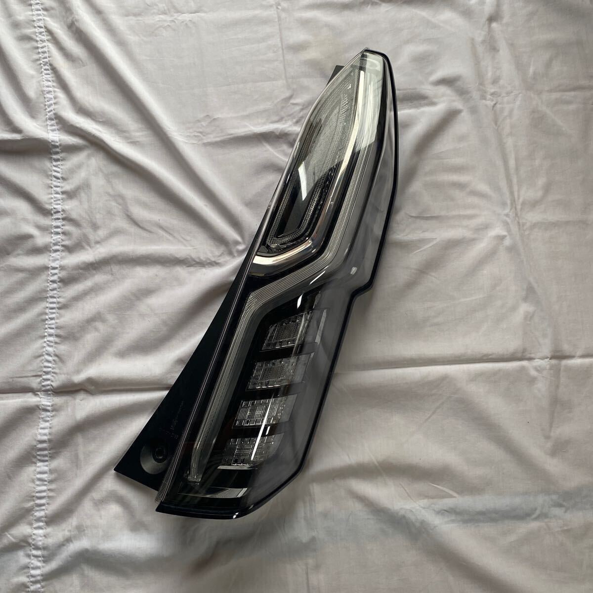 ホンダ　N-BOX カスタム JF3 右テールランプ_1