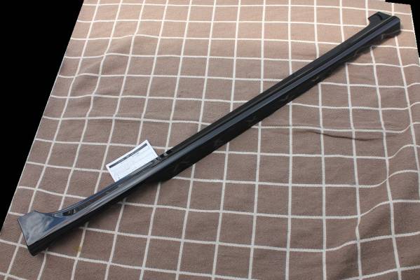 ZVW30系プリウス用モデリスタ製サイドスカートスポイラー黒 右側