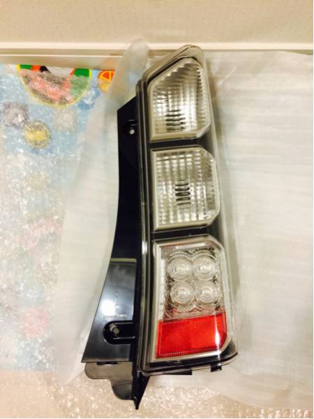 新品 ホンダ純正 N-BOX テールランプ JF1 右