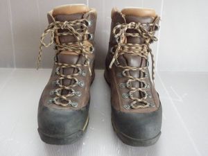 ＡＫＵのトレッキングシューズ　品質重視のイタリアブランド ゴアテックスライニングで防