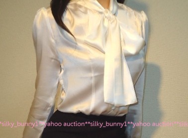白シルクサテンボウタイブラウスリボンブラウス絹光沢ol Mサイズ 売買されたオークション情報 Yahooの商品情報をアーカイブ公開 オークファン Aucfan Com