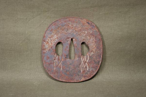 ●若鹿● ☆大型／松月刻／文字「ろ」　鉄地古鍔☆ 刀装具