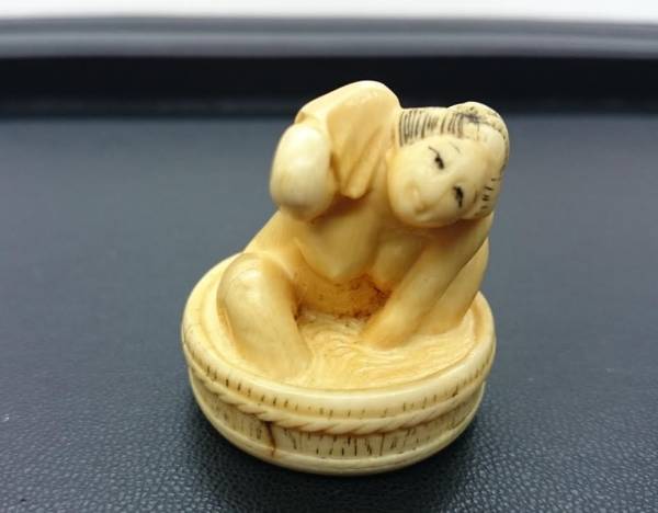 ☆本象牙 根付 人物 女性 行水 春画 24.2g 希少(根付)｜売買された