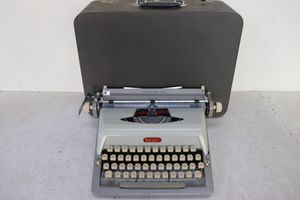 レトロ タイプライターの値段と価格推移は？｜76件の売買データ