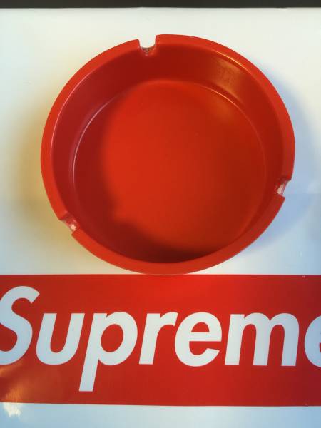 supreme red 灰皿 Supreme Debossed Glass Ashtray Red 灰皿 【公式通販】