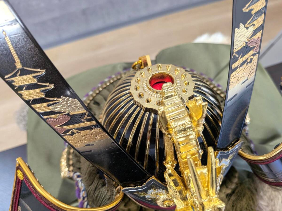 3073【現状品】☆兜飾り 斑鳩の里 皇宸作 彫金 15号 古都 正絹 木彫竜