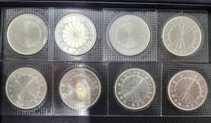 天皇陛下御在位60年 純銀(セット)の中古価格は109,518円｜記念硬貨の