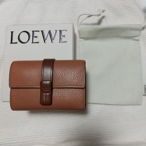 美品　LOEWE ブラウンレザー長財布 保存袋付き ロエベ 財布 loeweのYahoo!オークション(旧ヤフオク!)の相場・価格を