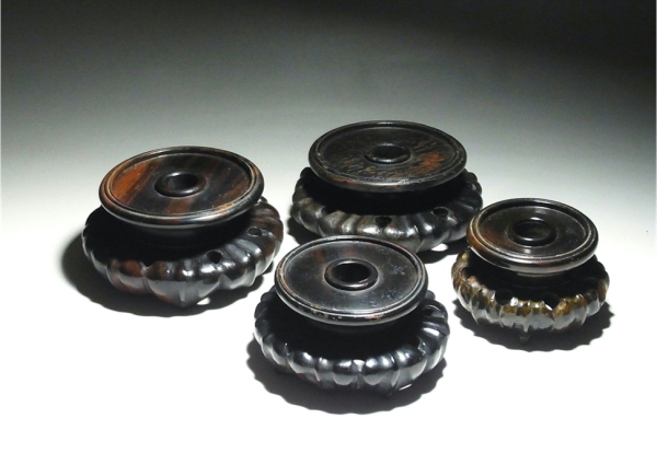 21■縞黒檀無垢造■透かし細工彫　香炉・仏像　円形台座4個